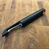 Fiskars-Schäler auf einem Holzbrett