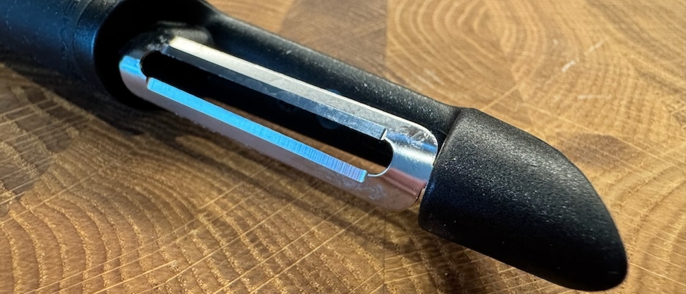 Die Doppelklinge des Fiskars Schälers in Nahansicht.