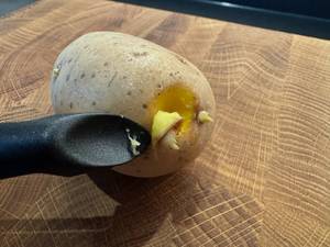 Mit dem Fiskars Schäler wird ein Kartoffelauge ausgestochen.