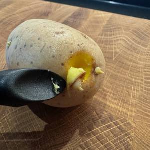 Mit dem Fiskars Schäler wird ein Kartoffelauge ausgestochen.