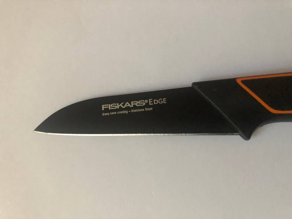 gemuesemesser-test FIskars-Gemüsemesser liegt auf weißer Oberfläche