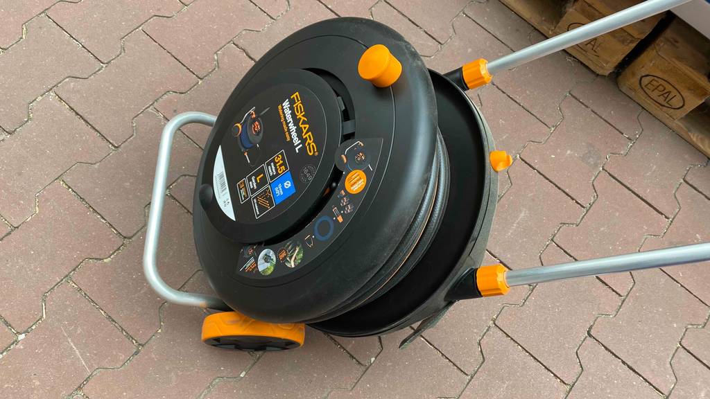 Getesteter Fiskars-Schlauchwagen hat die Farbe schwarz.