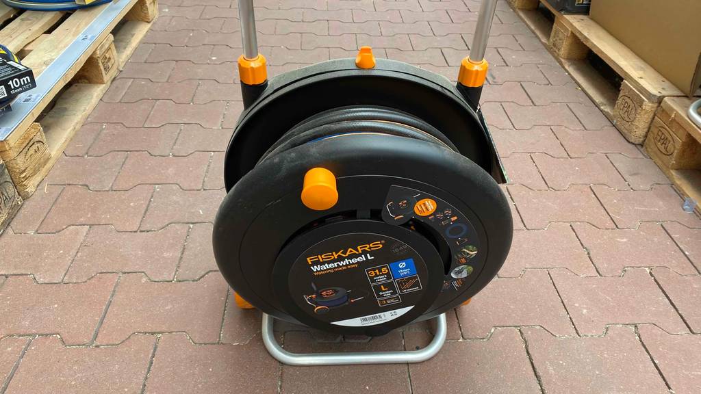 Fiskars-Schlauchwagen getestet: Schlauchwagen steht auf dem Boden.