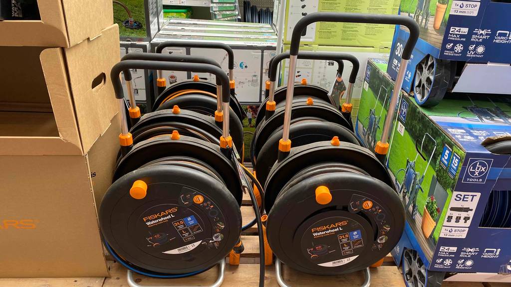 Fiskars-Schlauchwagen im Test: Einige Exemplare stehen hintereinander.