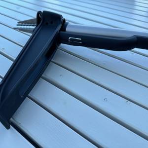 Der Hebel des Fiskars-SmartFit-Teleskop-Unkrautstechers in Nahaufnahme.