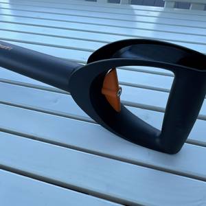 Der Griff des Fiskars-SmartFit-Teleskop-Unkrautstechers in Nahaufnahme.