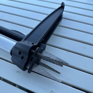 Die Spitzen des Fiskars-SmartFit-Teleskop-Unkrautstechers in Nahaufnahme.