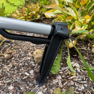 Unkraut hängt an den Spitzen des Fiskars-SmartFit-Teleskop-Unkrautstechers.