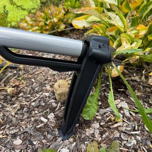 Unkraut hängt an den Spitzen des Fiskars-SmartFit-Teleskop-Unkrautstechers.