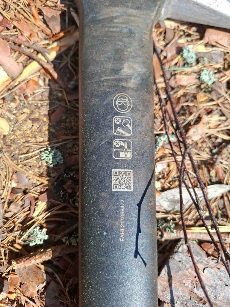 Detailansicht der Gebrauchsempfehlungen, die sich auf der getesteten Fiskars-Axt befinden.