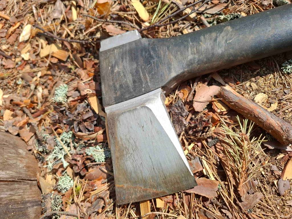 Nahaufnahme der Klinge einer Fiskars-Axt im Test.