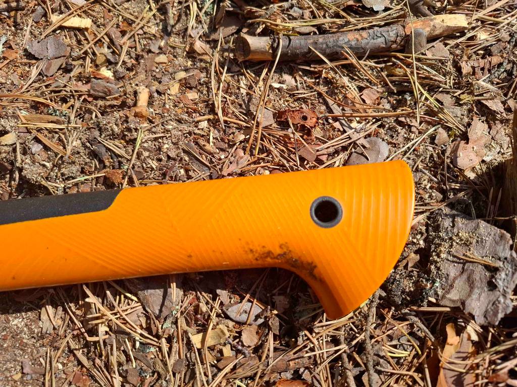 Detailansicht der Antihaftbeschichtung auf dem orangen Griff der getesteten Fiskars-Axt.