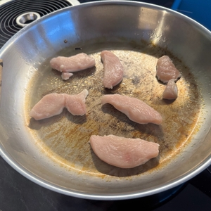 Rohes Hähnchenfleisch in der Fissler-Catania-Edelstahl-Pfanne