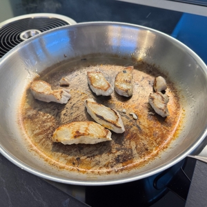 Hähnchenfleisch wird in der Fissler-Catania-Edelstahl-Pfanne angebraten