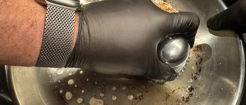 Mit einer Metallbürste wird die Fissler-Catania-Edelstahl-Pfanne gereinigt