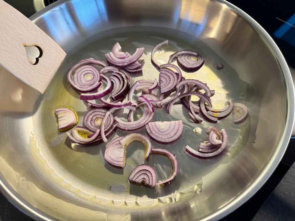 Zwiebeln werden in der Fissler-Catania-Edelstahl-Pfanne mit Öl angebraten
