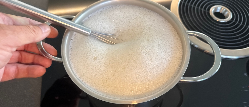 Aufgekochte Milch im Fissler-Copenhagen-Topf.