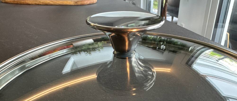 Deckelgriff am Deckel eines Fissler-Copenhagen-Topfs.