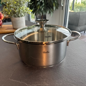 Ein Fissler-Copenhagen-Topf mit Deckel.
