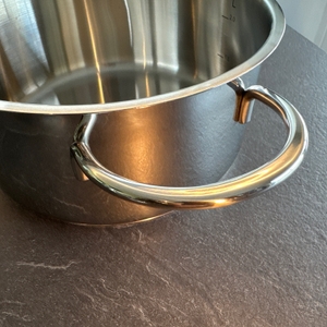 Griff eines Fissler-Copenhagen-Topfs.