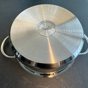 Unterseite eines Fissler-Copenhagen-Topfs.
