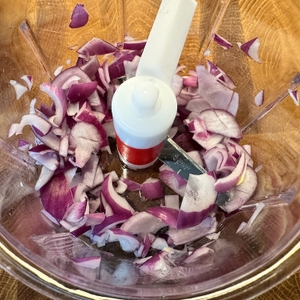 Zerkleinerte Zwiebeln im Fissler Finecut