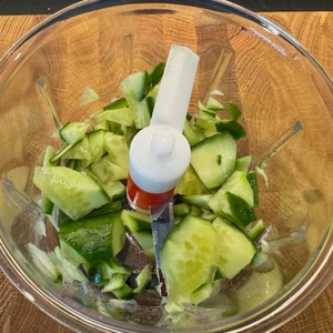 Zerkleinerte Gurken im Fissler Finecut