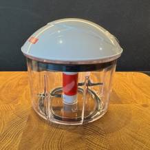 Fissler Finecut auf einem Holzbrett