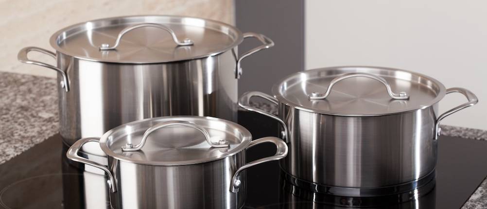 Fissler-Topfset im Test: Drei Edelstahl-Töpfe stehen auf einem Induktionsherd.