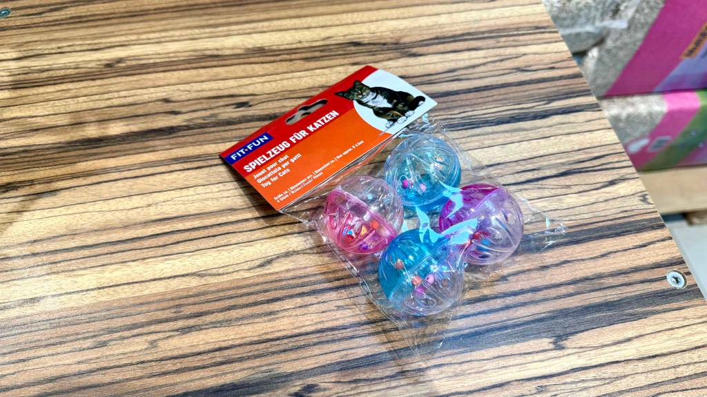 Eine Packung mit Katzenspielzeug liegt zum testen auf einer Holzfläche.