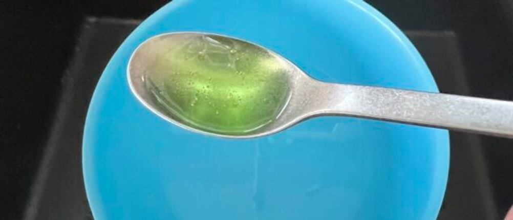 Das Fit-Spülmittel Original auf einem Löffel.