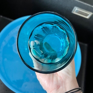 Eine Hand hält ein nasses Glas fest.