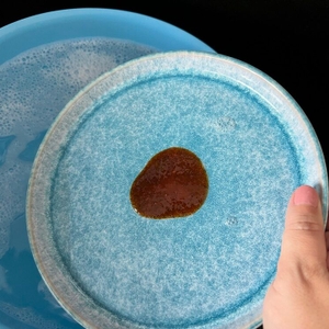 Ein nasser Teller mit eingetrocknetem Ketchup.