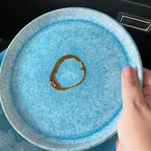 Auf einem Teller sind Ketchupreste.