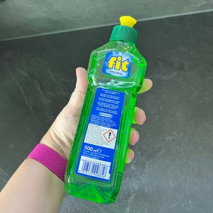 Die Rückseite der Flasche des Fit-Spülmittels Original.