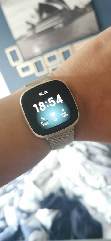 Eine Fitbit im Test um ein Handgelenk.