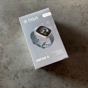 Der Karton der Fitbit Versa 4 liegt auf einem Tisch