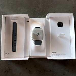 Der Karton der Fitbit Versa 4 ist geöffnet