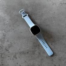 Die Fitbit Versa 4 liegt auf einem Tisch