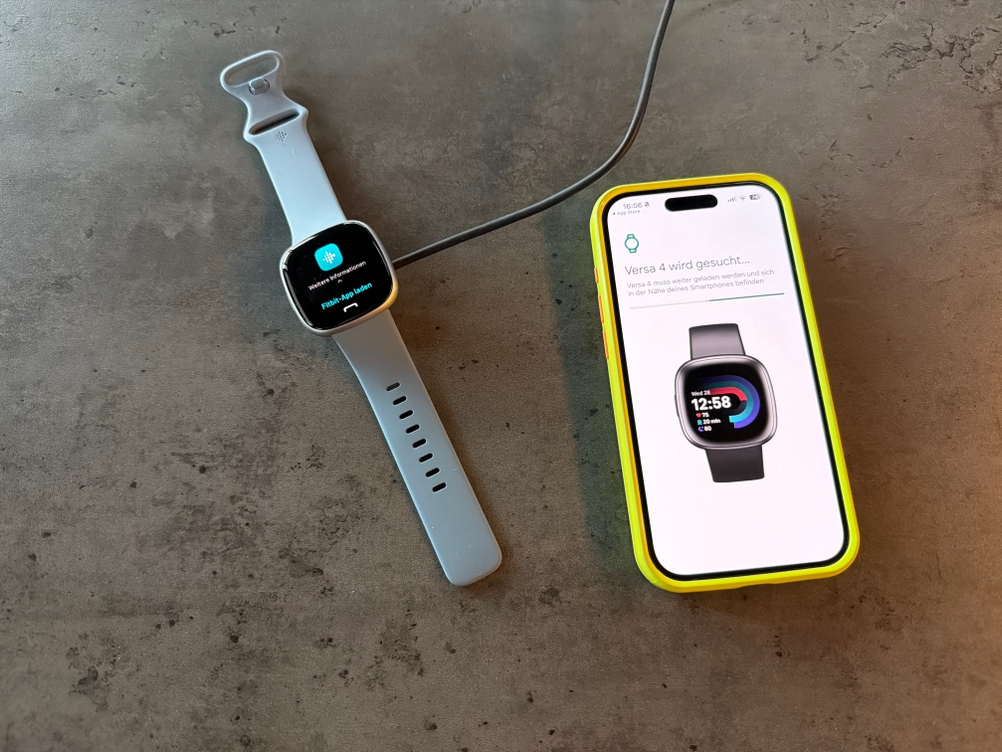 Die Fitbit Versa 4 wird mit einem Handy gekoppelt