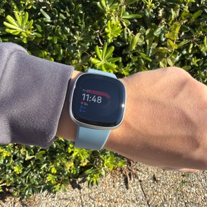 Die Fitbit Versa 4 an einem Handgelenk