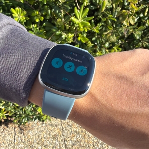 Ein Training kann auf der Fitbit Versa 4 gestartet werden