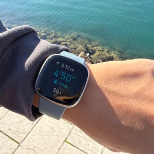 Ein Training ist auf der Fitbit Versa 4 aktiv