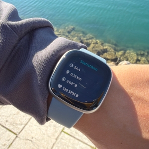 Auf der Fitbit Versa 4 werden Statistiken über ein Training angezeigt