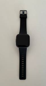 Die Fitbit Versa 2 besticht durch ihr elegantes Design.