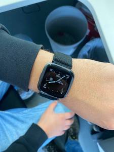 Auf dem Bild sehen wir das Fitbit-Modell Versa 2 in elegantem Design.