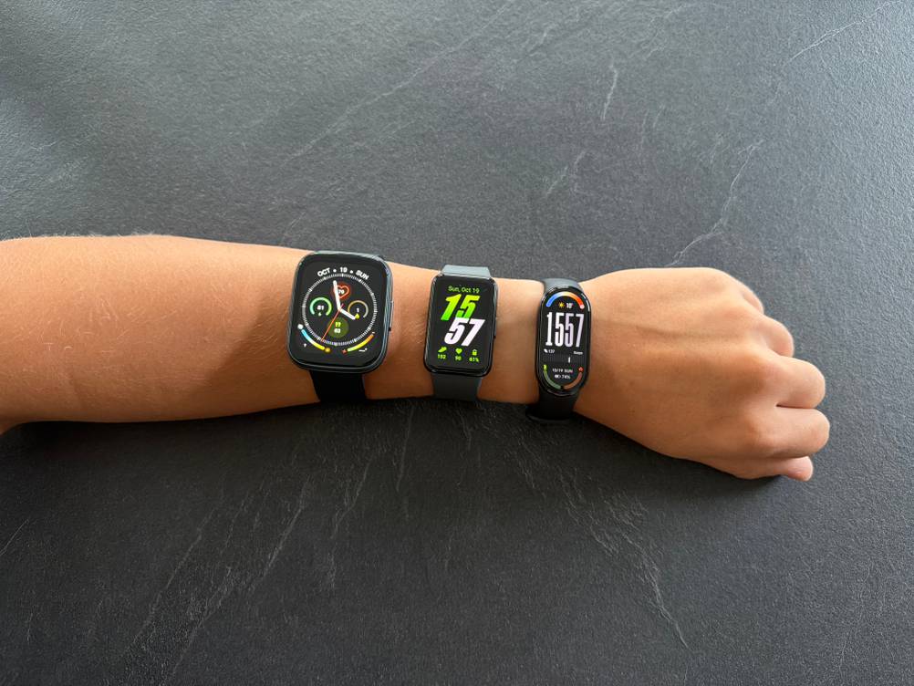 Drei Fitness-Armbänder nebeneinander an einem Handgelenk