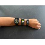 Drei Fitness-Armbänder nebeneinander an einem Handgelenk