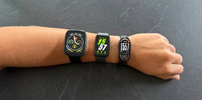 Drei Fitness-Armbänder nebeneinander an einem Handgelenk