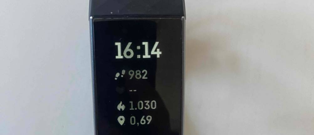 Fitness-Armband im Test: Display von einem eingeschalteten Fitness-Armband.